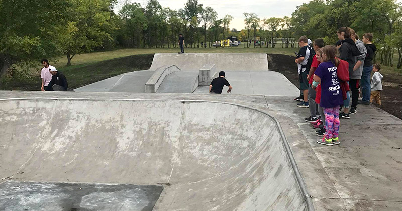 Jeunes qui font de la planche à roulette dans le parc rouli-roulant de Lorette