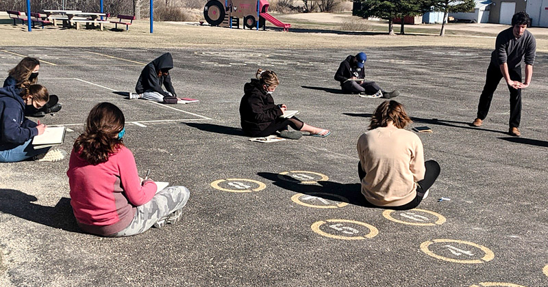Élève qui participe à un atelier de dessin de Trace ta voix