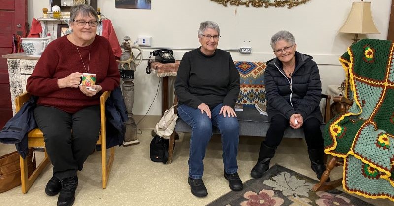 Trois femmes assis sur un sofa lors du Club de lecutre de Femmes + au rural à Sainte-Rose du Lac