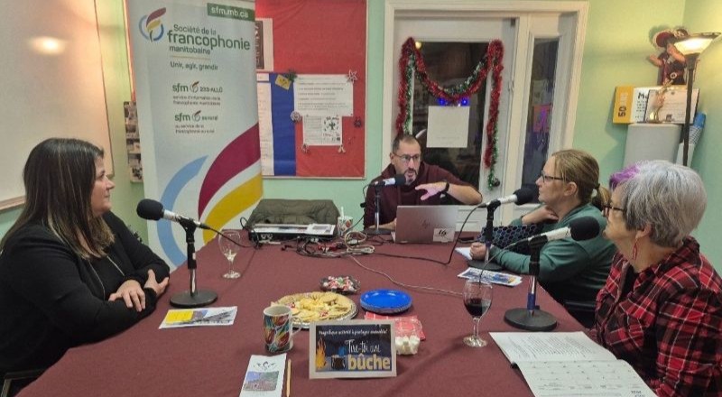 Le rural vous parle Feature Animateur d'Envol 91 FM assis avec 3 invités lors de l'enregistrement le Rural vous parle